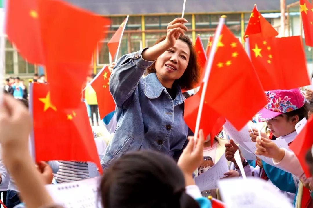 救援可爱小松鼠