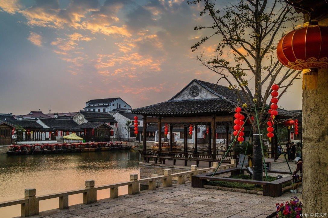 何炅对李湘和谢娜的态度为什么不一样？看了他们的经历，就会明白